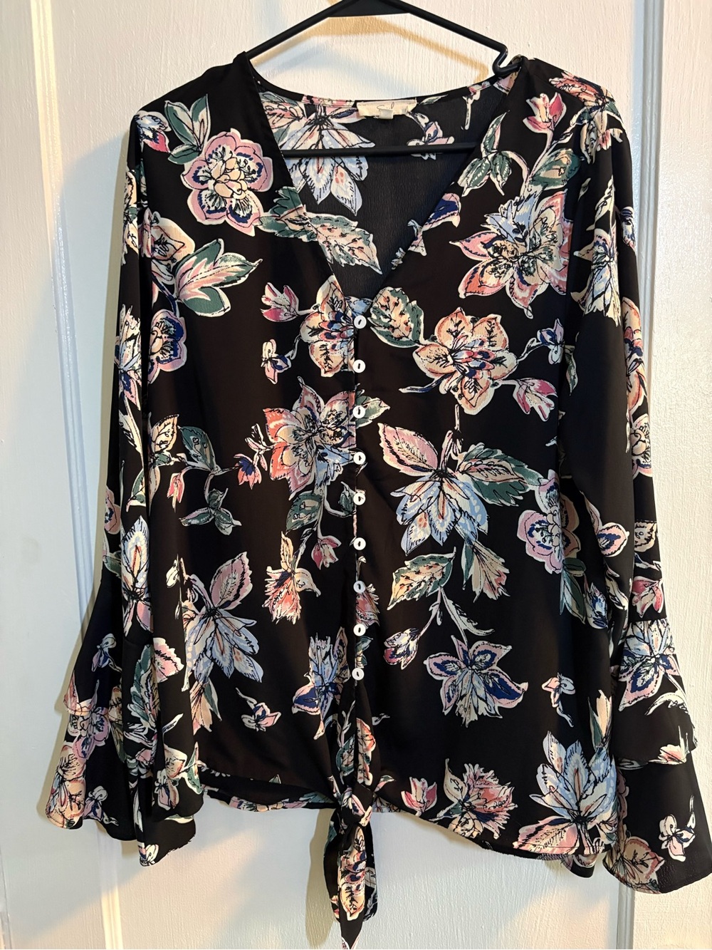 easel Black Floral Button-Down Tie-Hem Blouse